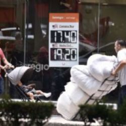 En espera de la decisión monetaria de Banxico, el peso se deprecia ante un dólar fortalecido