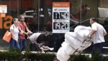 Peso gana frente al dólar mientras en la Fed hay cautela por recorte de tasas