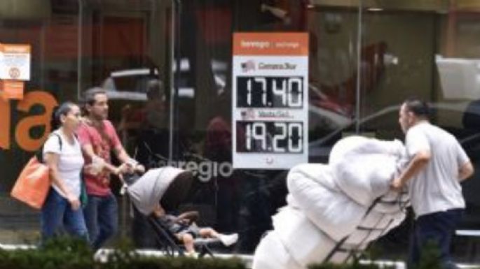 En espera de la decisión monetaria de Banxico, el peso se deprecia ante un dólar fortalecido