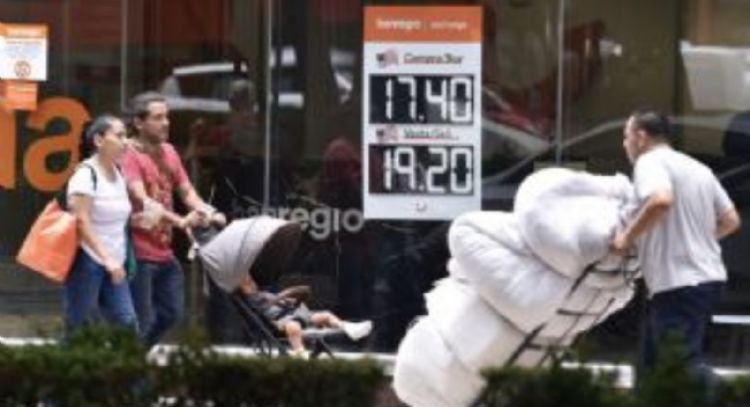 Peso gana frente al dólar mientras en la Fed hay cautela por recorte de tasas