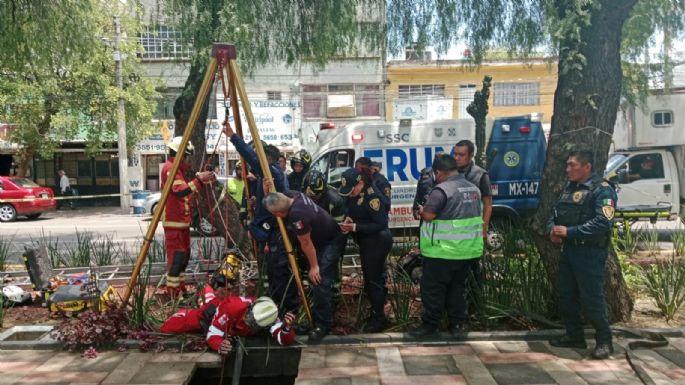 Una mujer cae a un socavón mientras caminaba en la Gustavo A. Madero