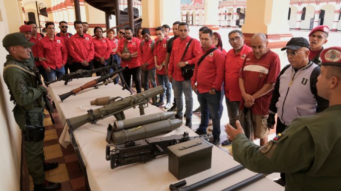 Venezolanos asisten a jornada de alistamiento convocada por Nicolás Maduro