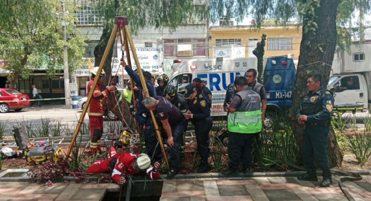 Una mujer cae a un socavón mientras caminaba en la Gustavo A. Madero