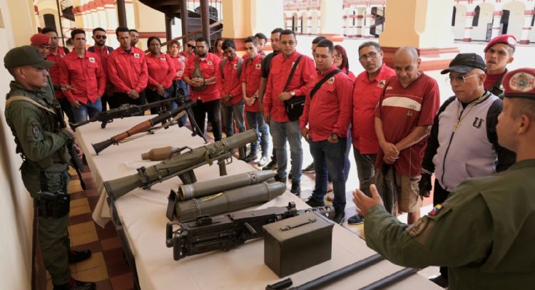 Venezolanos asisten a jornada de alistamiento convocada por Nicolás Maduro