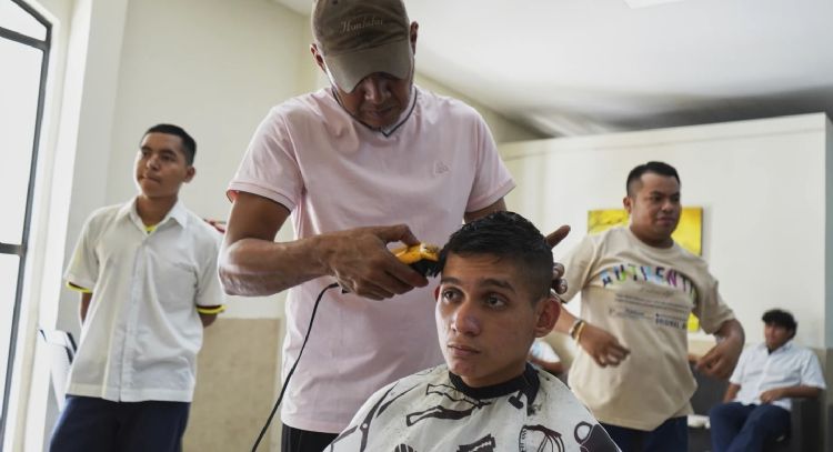 El Salvador aplica códigos de vestimenta estudiantil para restablecer la disciplina en las escuelas