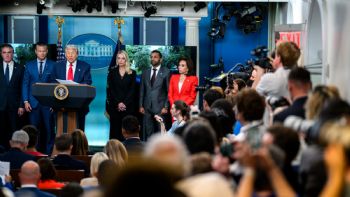 Trump amenaza con revocar los permisos a las televisoras NBC y ABC por ser “sesgadas y mentirosas”