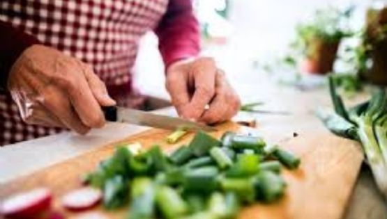 Comer bien en la vejez es clave para mantener la fuerza e independencia, según nutricionista