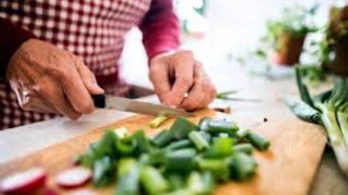 Comer bien en la vejez es clave para mantener la fuerza e independencia, según nutricionista
