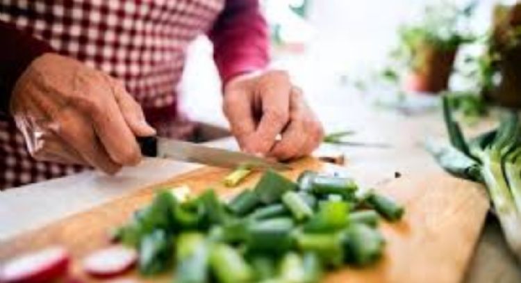Comer bien en la vejez es clave para mantener la fuerza e independencia, según nutricionista