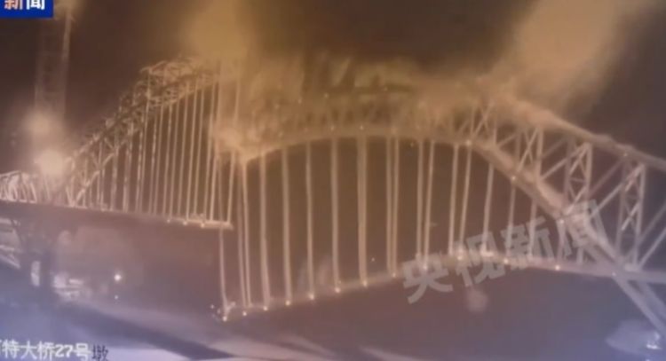 El colapso de un puente en China mata al menos a 12 trabajadores de una construcción (Video)