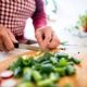 Comer bien en la vejez es clave para mantener la fuerza e independencia, según nutricionista