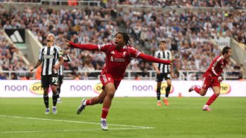Rio Ngumoha, de 16 años, anota agónico gol para que Liverpool derrote 3-2 al Newcastle