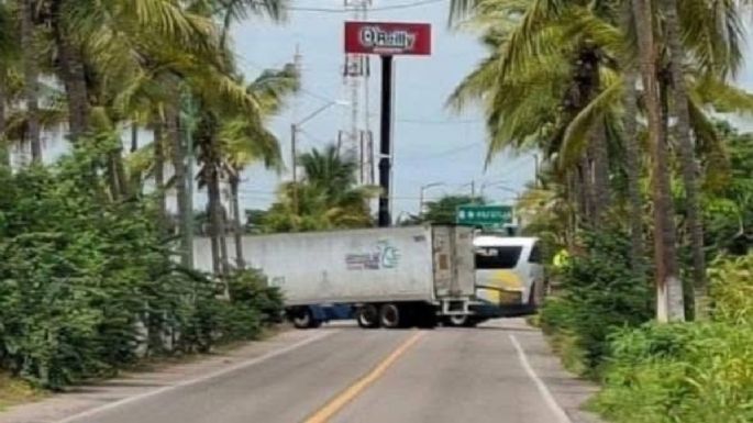 Enfrentamiento en Escuinapa deja bloqueo carreteros y despojos de unidades de carga