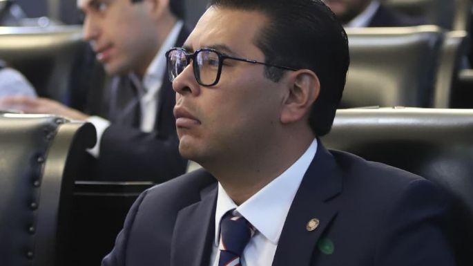 Néstor Camarillo renuncia al PRI y el tricolor pierde vicepresidencia del Senado