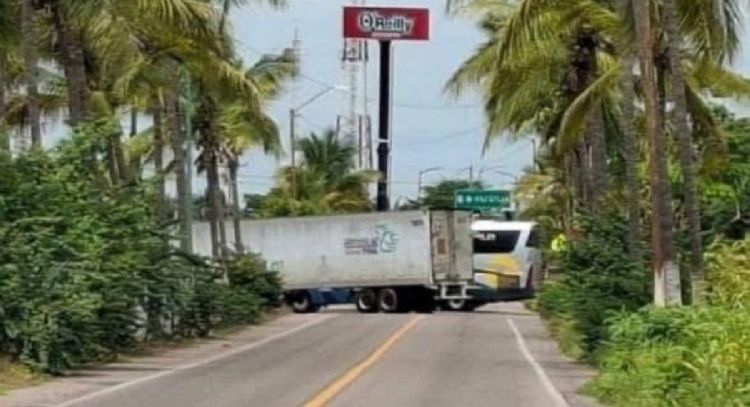 Enfrentamiento en Escuinapa deja bloqueo carreteros y despojos de unidades de carga