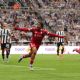 Rio Ngumoha, de 16 años, anota agónico gol para que Liverpool derrote 3-2 al Newcastle