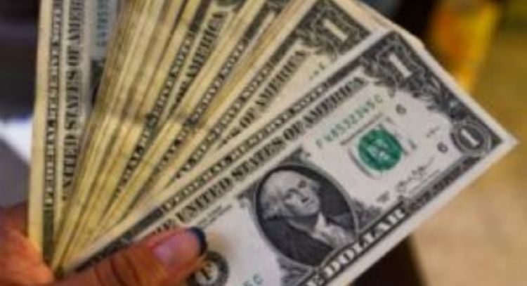 Peso gana tras choque de Trump con la Reserva Federal