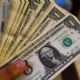 Peso gana tras choque de Trump con la Reserva Federal