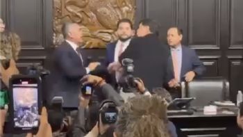 Fernández Noroña y Alito Moreno se pelean a golpes en el Senado (Video)