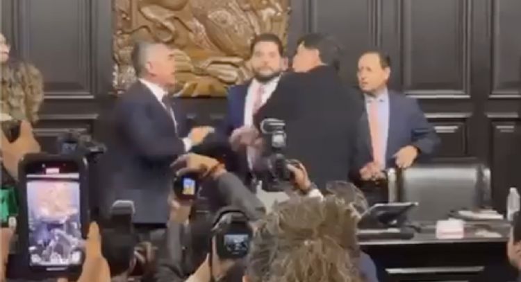 Fernández Noroña y Alito Moreno se pelean a golpes en el Senado (Video)