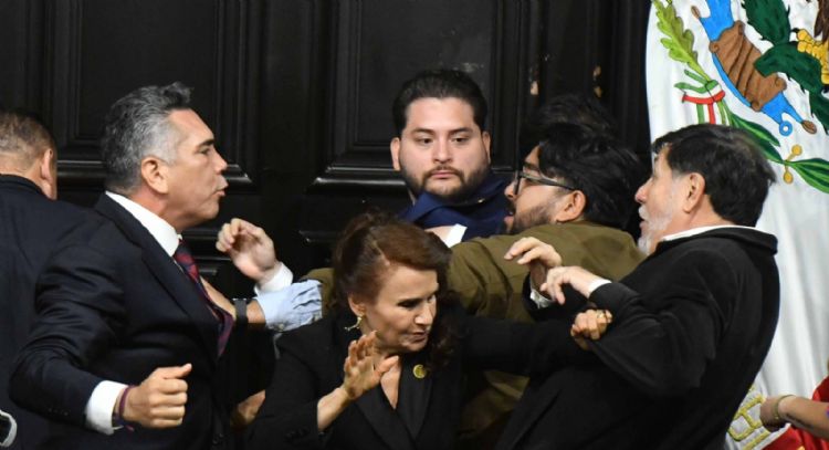Fernández Noroña y Alito Moreno se enfrentan a manotazos en el Senado (Videos)