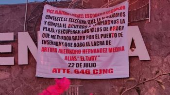 Colocan tres narcomantas con mensaje al comandante naval en Ensenada