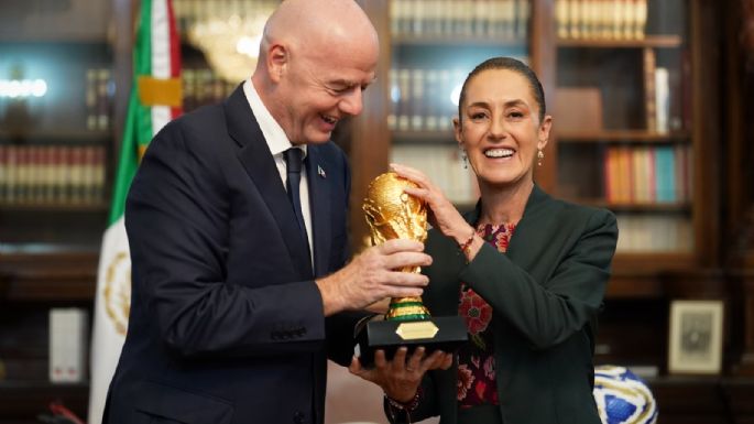 Sheinbaum posa con la Copa del Mundo y muestra su boleto para el partido inaugural en el Azteca