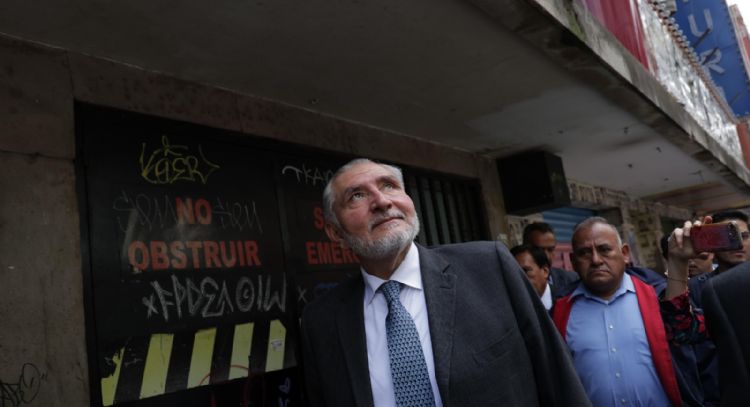 "¡El de la Barredora!”, gritan a Adán Augusto López mientras camina por el Centro Histórico (Video)