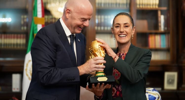 Sheinbaum posa con la Copa del Mundo y muestra su boleto para el partido inaugural en el Azteca
