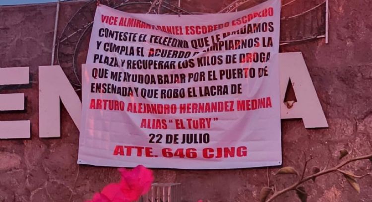 Colocan tres narcomantas con mensaje al comandante naval en Ensenada