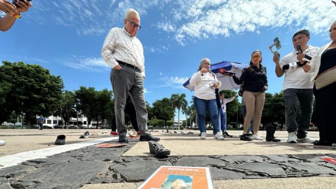 Madres buscadoras colocan zapatos en la explanada del Palacio de Gobierno en Culiacán