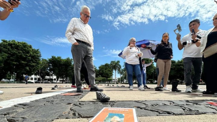 Madres buscadoras colocan zapatos en la explanada del Palacio de Gobierno en Culiacán