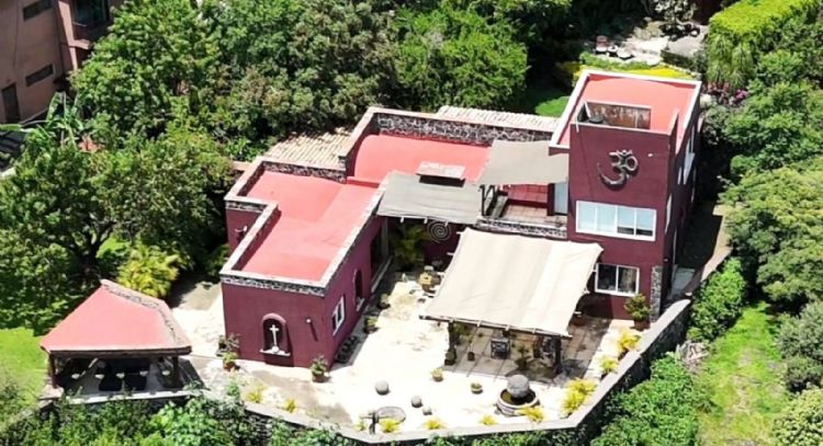 Protestan en la casa de Fernández Noroña en Tepoztlán; él afirma que tiene escrituras
