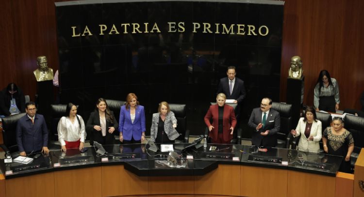 Senadores toman protesta a Laura Itzel Castillo como presidenta de la Mesa Directiva