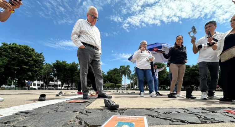 Madres buscadoras colocan zapatos en la explanada del Palacio de Gobierno en Culiacán