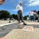 Madres buscadoras colocan zapatos en la explanada del Palacio de Gobierno en Culiacán