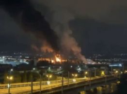 Ataque ucraniano con drones incendia depósito de petróleo ruso (Videos)