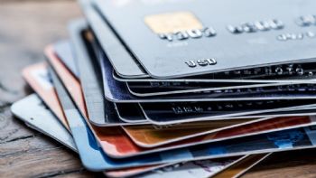 ¿Usas varias tarjetas? El SAT podría tenerte en la mira en 2025