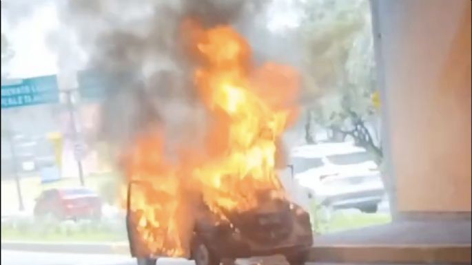 Se incendia un auto en Periférico y Viaducto Tlalpan en CDMX (Video)