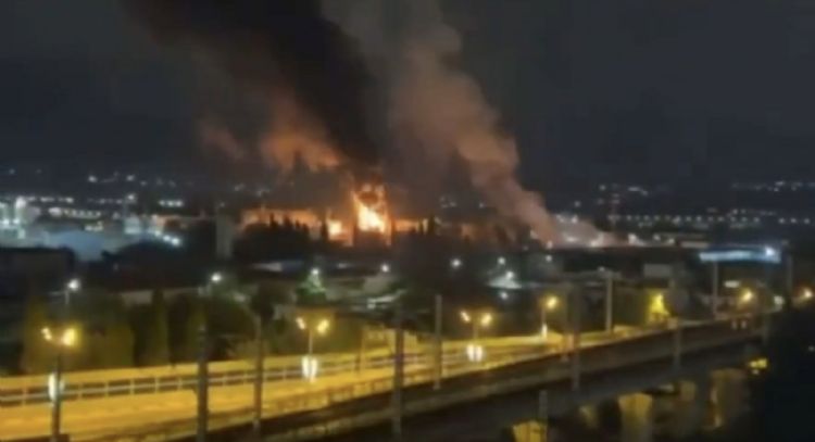 Ataque ucraniano con drones incendia depósito de petróleo ruso (Videos)