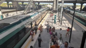 Usuarios del Tren Maya terminan su viaje en combi por mala conexión