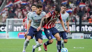 Cruz Azul vence 2-1 a Chivas y mantiene su invicto (Videos)