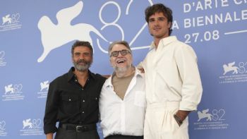 “Frankenstein”, de Guillermo del Toro, se estrena en Venecia y recibe 13 minutos de aplausos