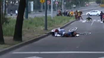 Paratleta denuncia baches y discriminación en premios en maratón de CDMX ante Clara Brugada (Videos)