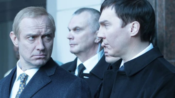Jude Law estrena su interpretación de Vladimir Putin en “El mago del Kremlin” en Venecia