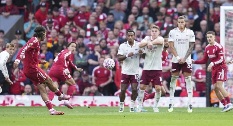 Liverpool vence 1-0 al Arsenal con gol de Szoboszlai y se mantiene como líder de la Premier League