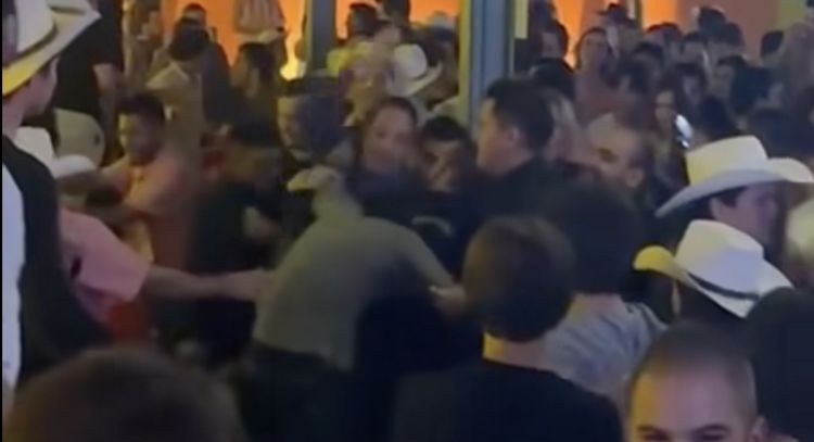 Exhiben a exgobernador de Querétaro en un pleito de bar (Video)