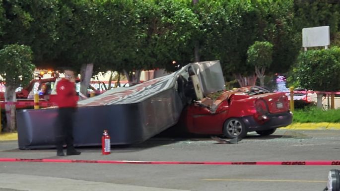 Anuncio espectacular se desploma sobre un automóvil en Coacalco