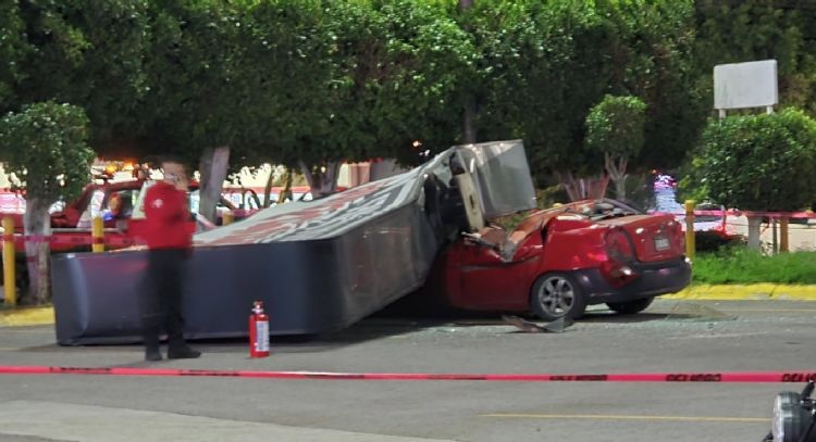 Anuncio espectacular se desploma sobre un automóvil en Coacalco