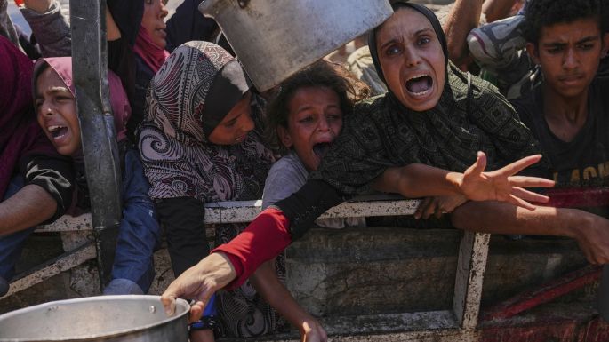Mueren 20 personas al volcarse un camión con ayuda en Gaza; aumentan víctimas mortales por hambre
